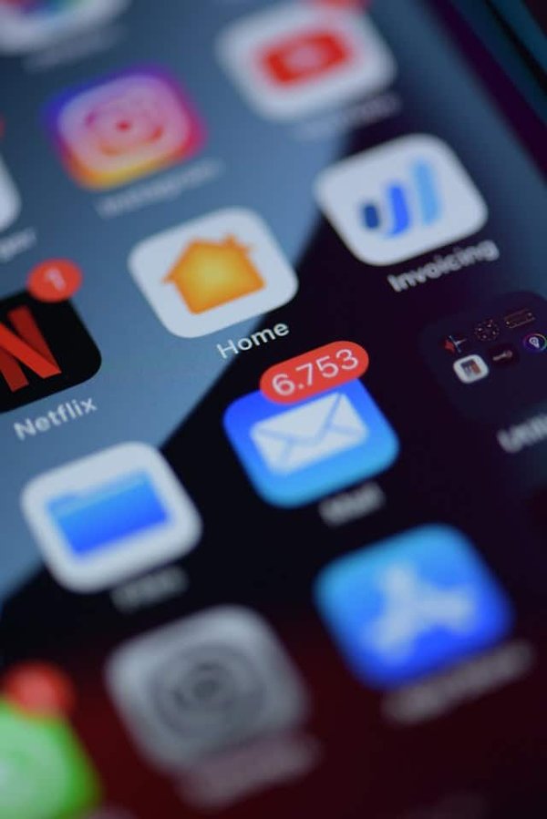 Comment configurer une boîte de réception unifiée pour les e-mails sur iPhone ?